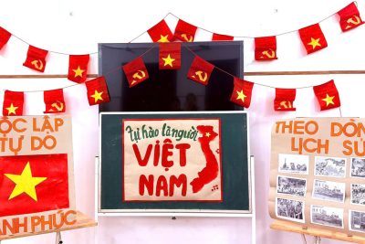 HOẠT ĐỘNG TRẢI NGHIỆM THÚ VỊ THỂ HIỆN TÌNH YÊU TỔ QUỐC QUA BÀN TAY BÉ NHỎ CỦA CÁ BẠN LỚP 5TA