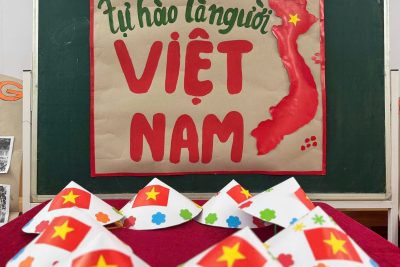 Hoạt động trải nghiệm làm nón lá Việt Nam của các bạn nhỏ hôm nay là cách các con tìm hiểu nét đẹp truyền thống dân tộc.